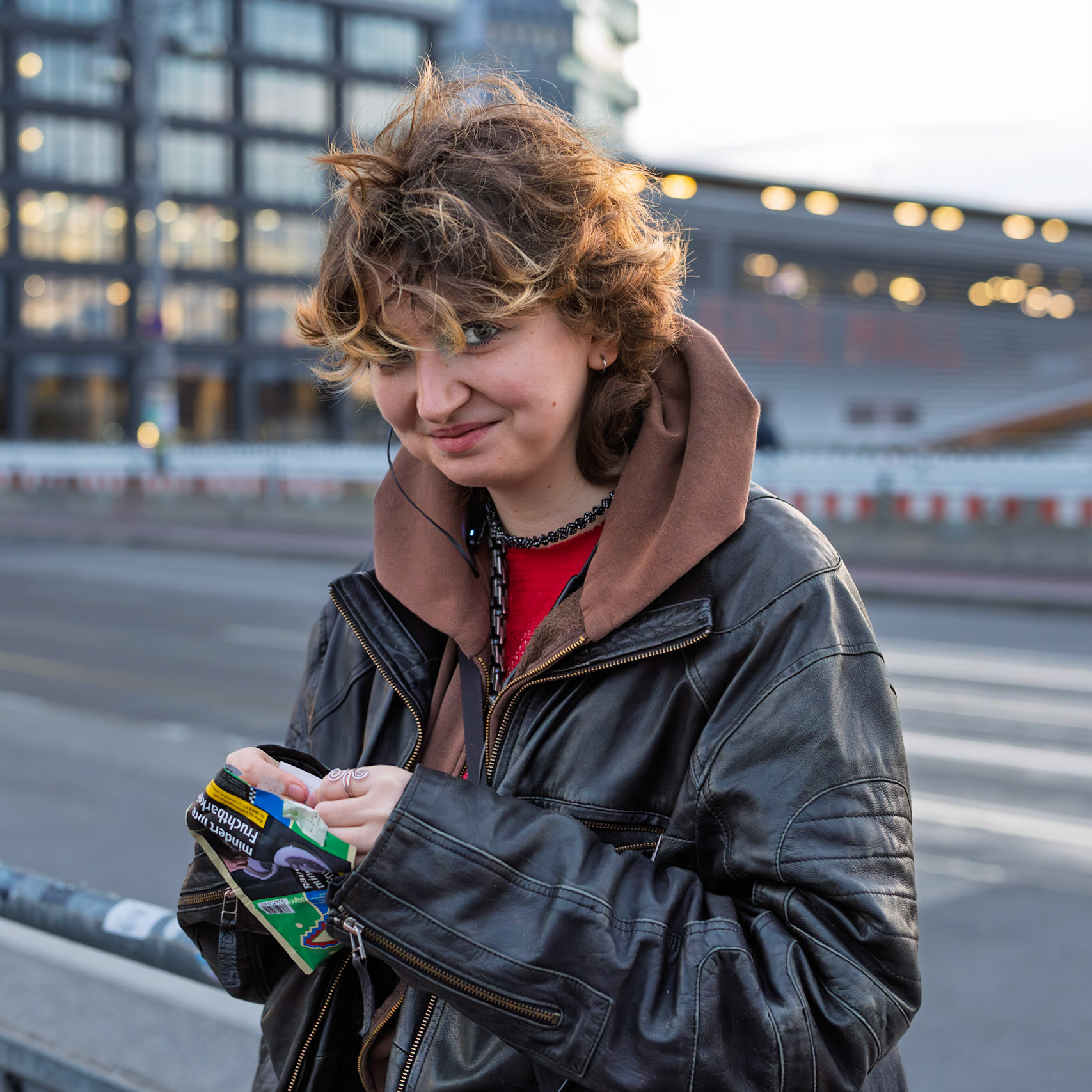 Einen Kippe drehen, Warschauer Straße, Berlin, March 2026