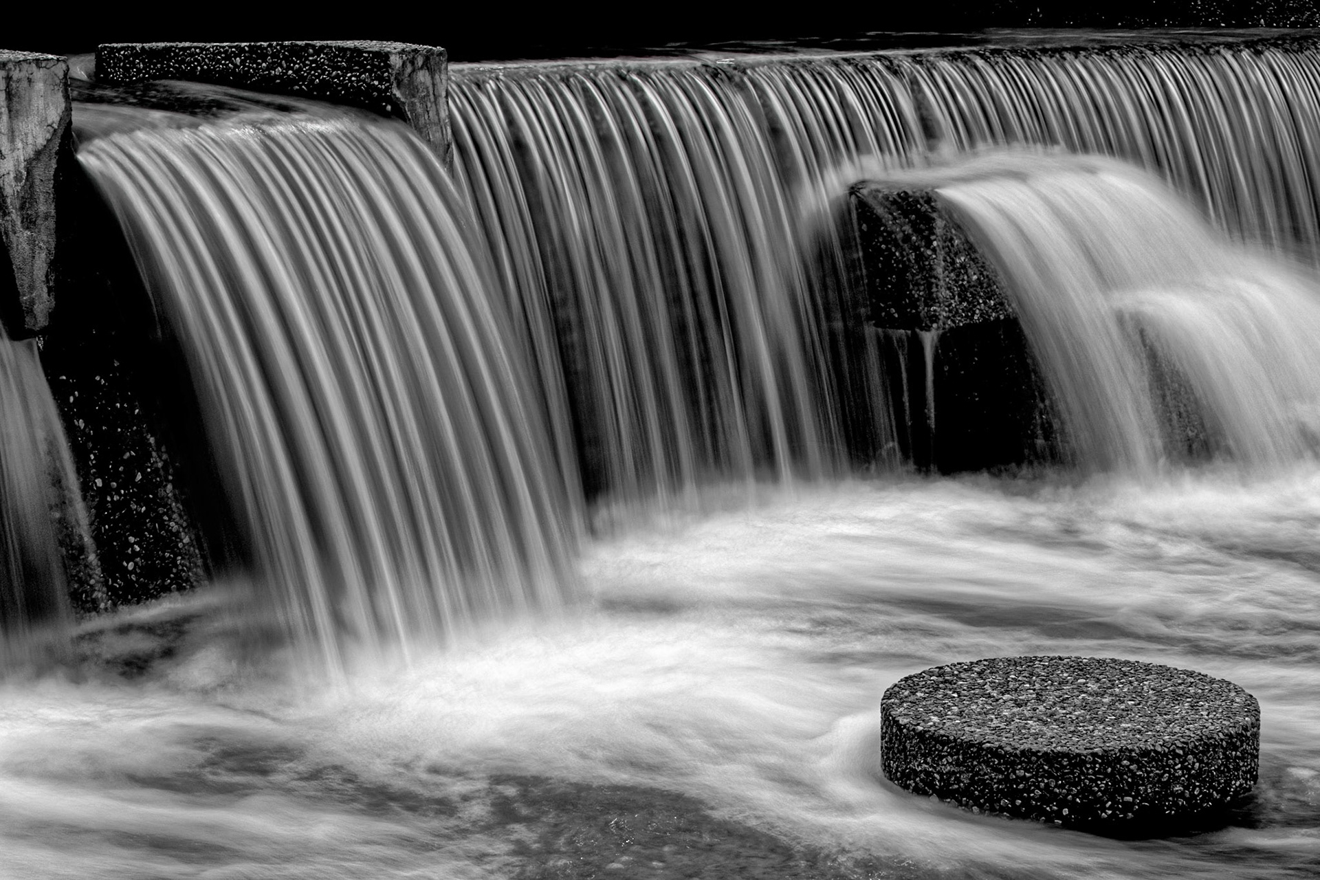 A long esposure of one of the fountains at Edmonton Ledgislative grounds.