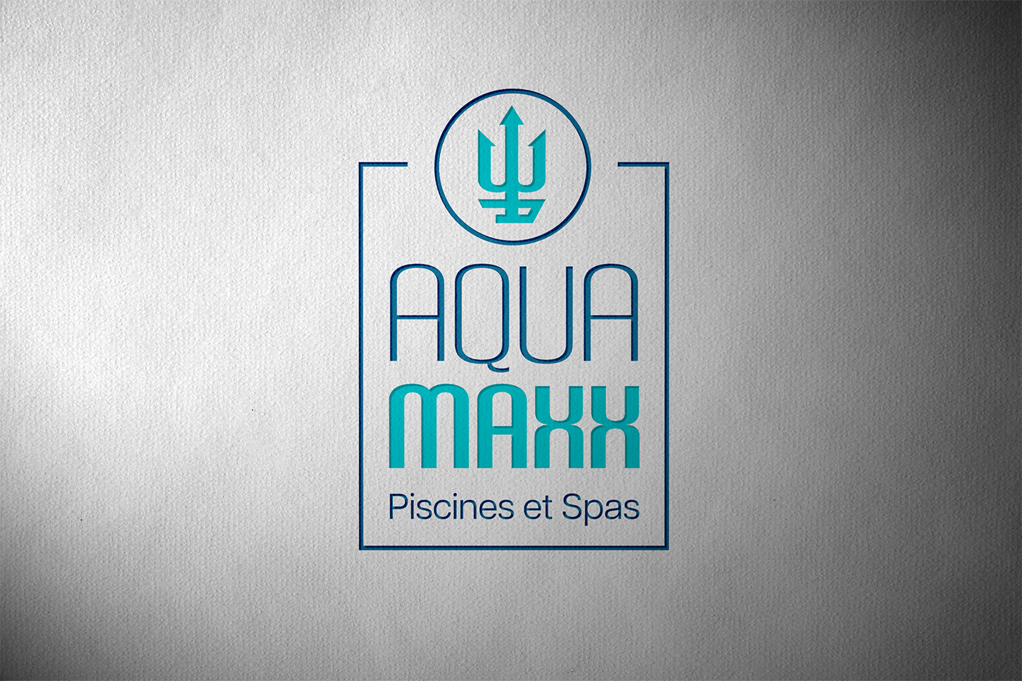Projet réalisé dans le cadre de mon emploi chez Agence Oz. Création d’une identité visuelle : Aquamaxx Piscines et Spa