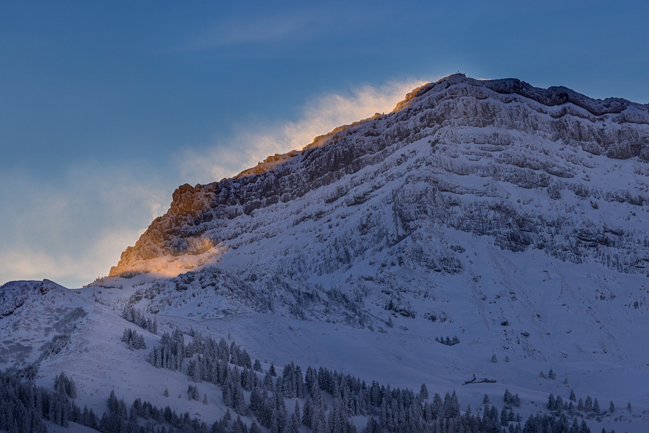 Erste Sonnenstrahlen im Schneesturm