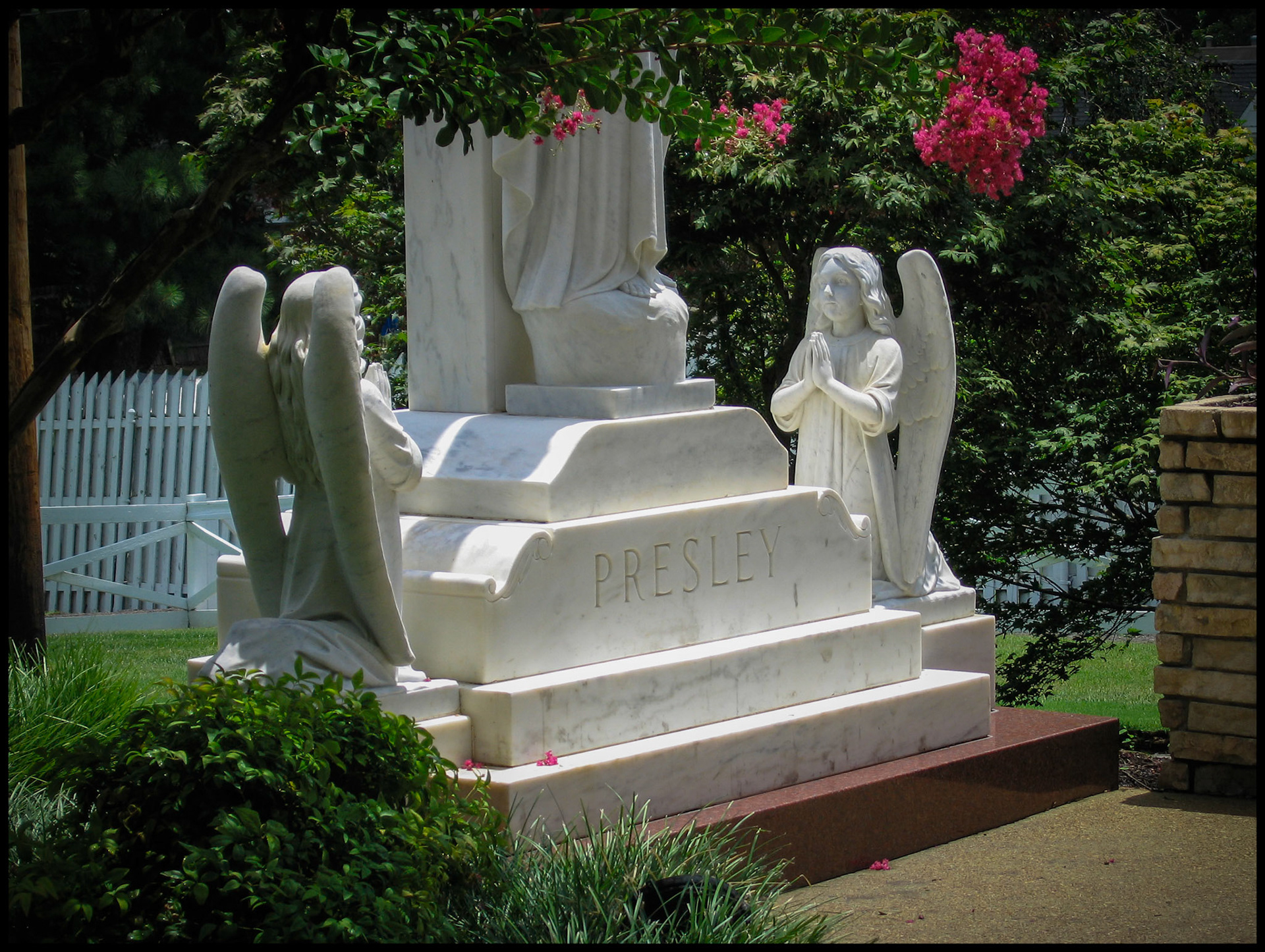 Two marble angels kneeling and praying at the base of a Presley family memorial in the medidtation garden at Graceland in Memphis, Tennessee, USA, 2006