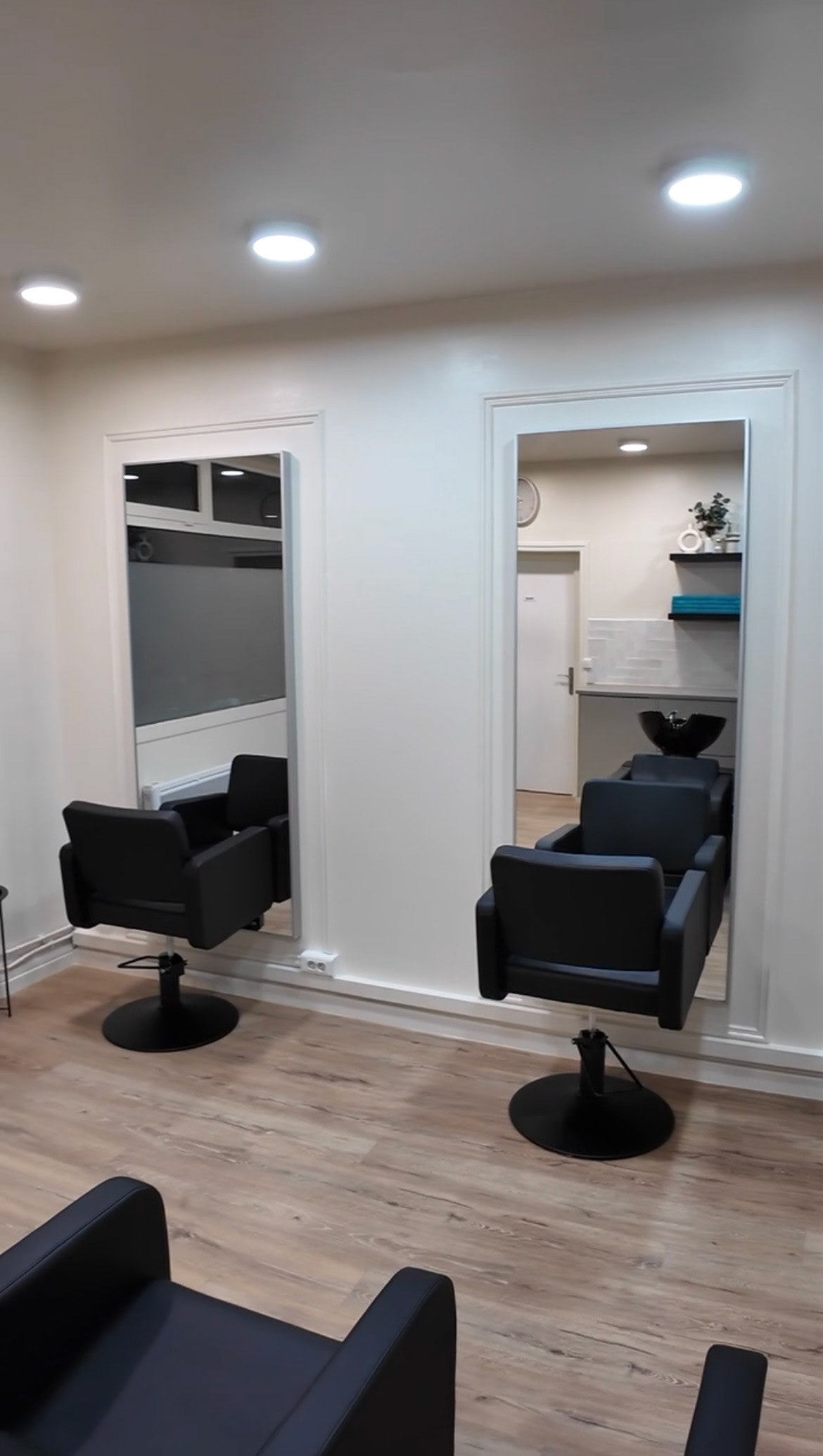 Installation de miroirs et moulures