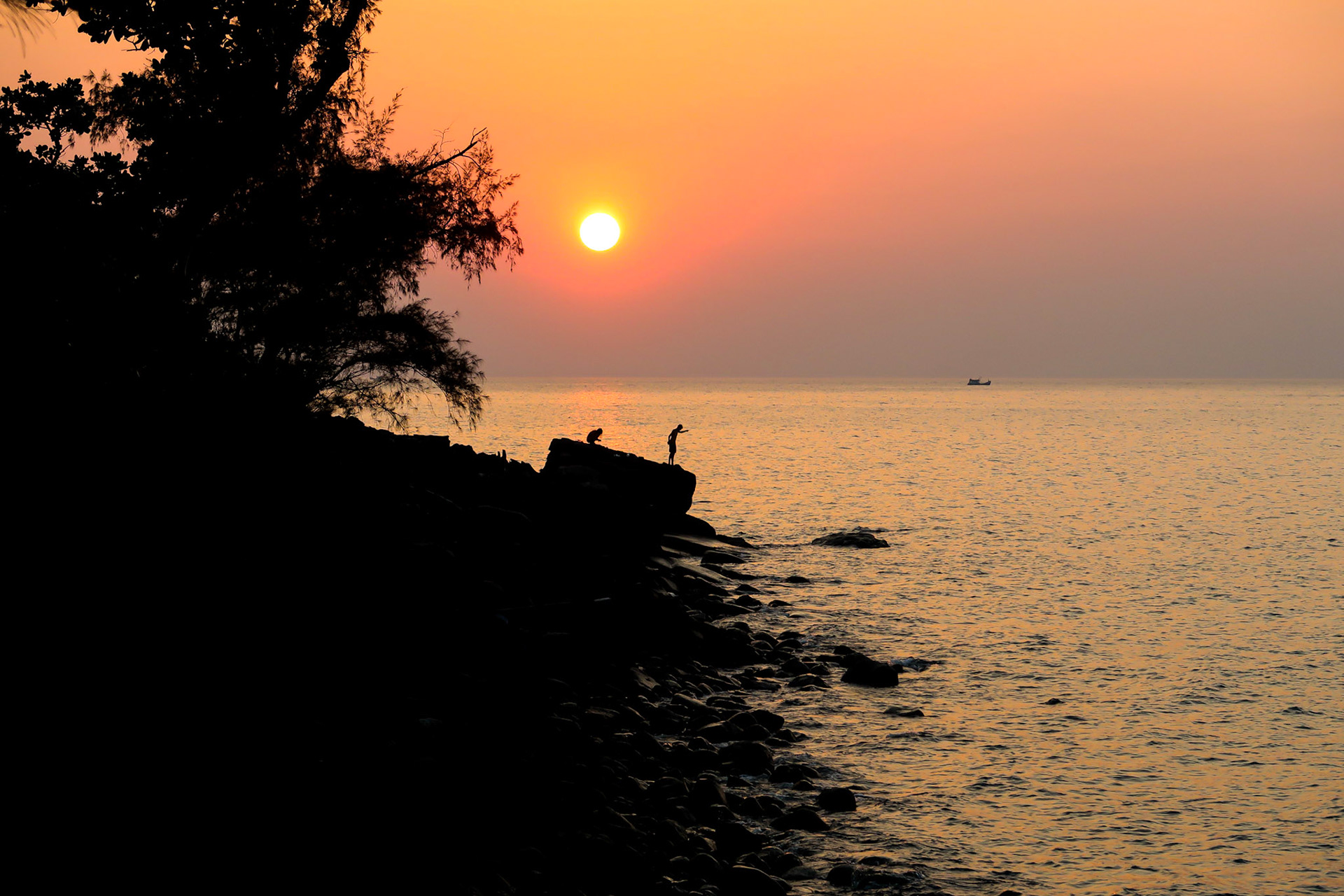 Friends on a rock at sunset – Koh Rong Sanloem, Sihanoukville, Cambodia