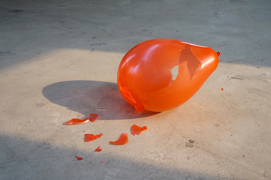 MAK Ying Tung, No, I insist, 2014, balloon, resin, dimension variables