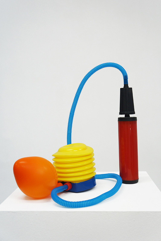 MAK Ying Tung, Unimportant Existence, 2014, balloon, foot pump, dimension variables