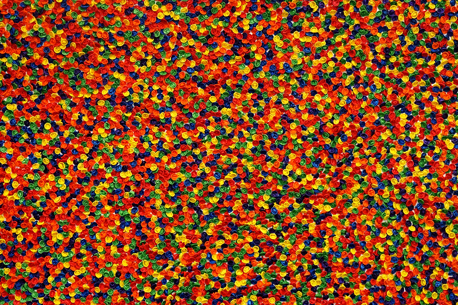 MAK Ying Tung, Heads I, 2014, balloon heads on canvas, 100 x 150 cm
