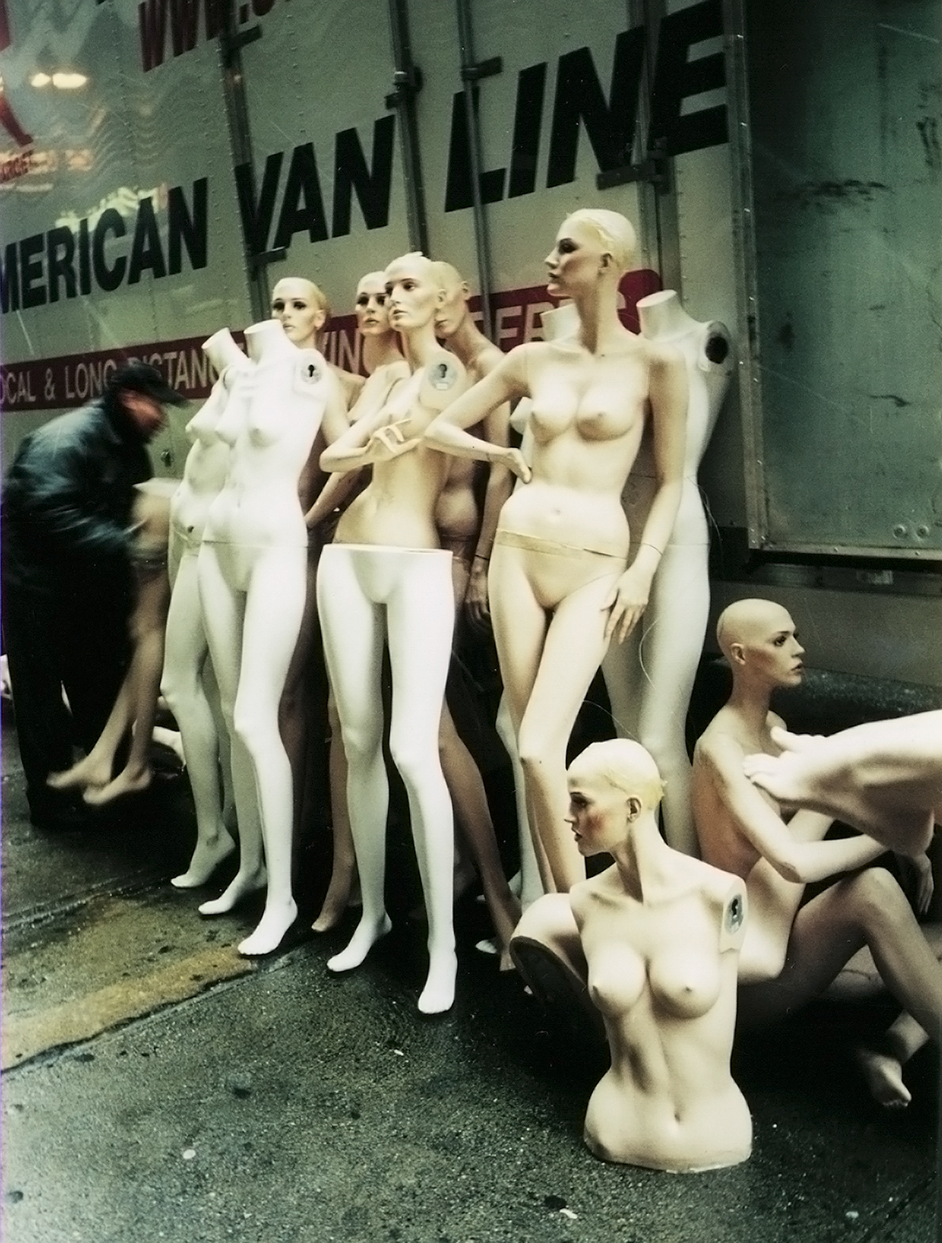 Mannequin Unloading
