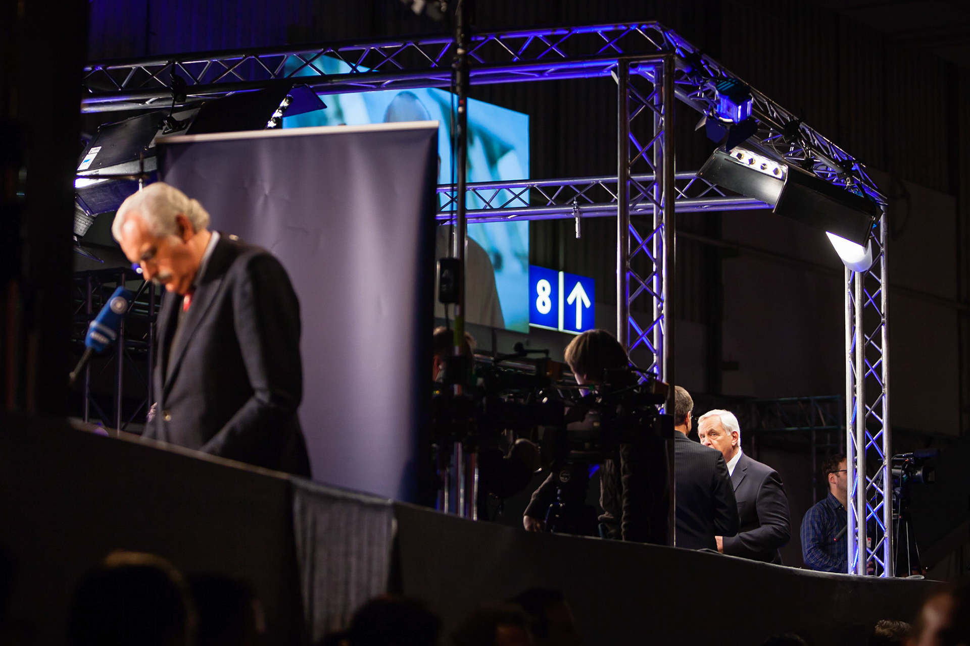 Hannover, 09.12.2012: Ulrich Deppendorf und Heiner Bremer stehen in den für die Medienvertreter aufgebauten Studios
