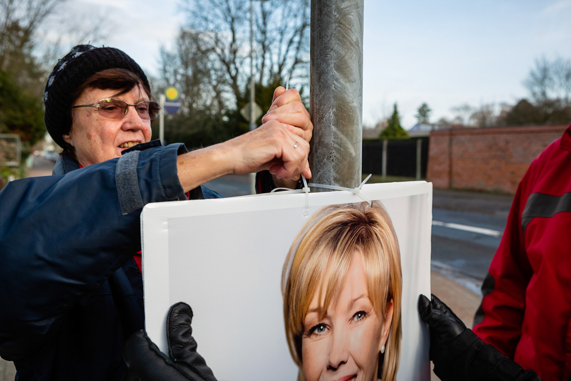 Hannover, 27.12.2012: SPD-Mitglieder hängen in Hannover Döhren Plakate 