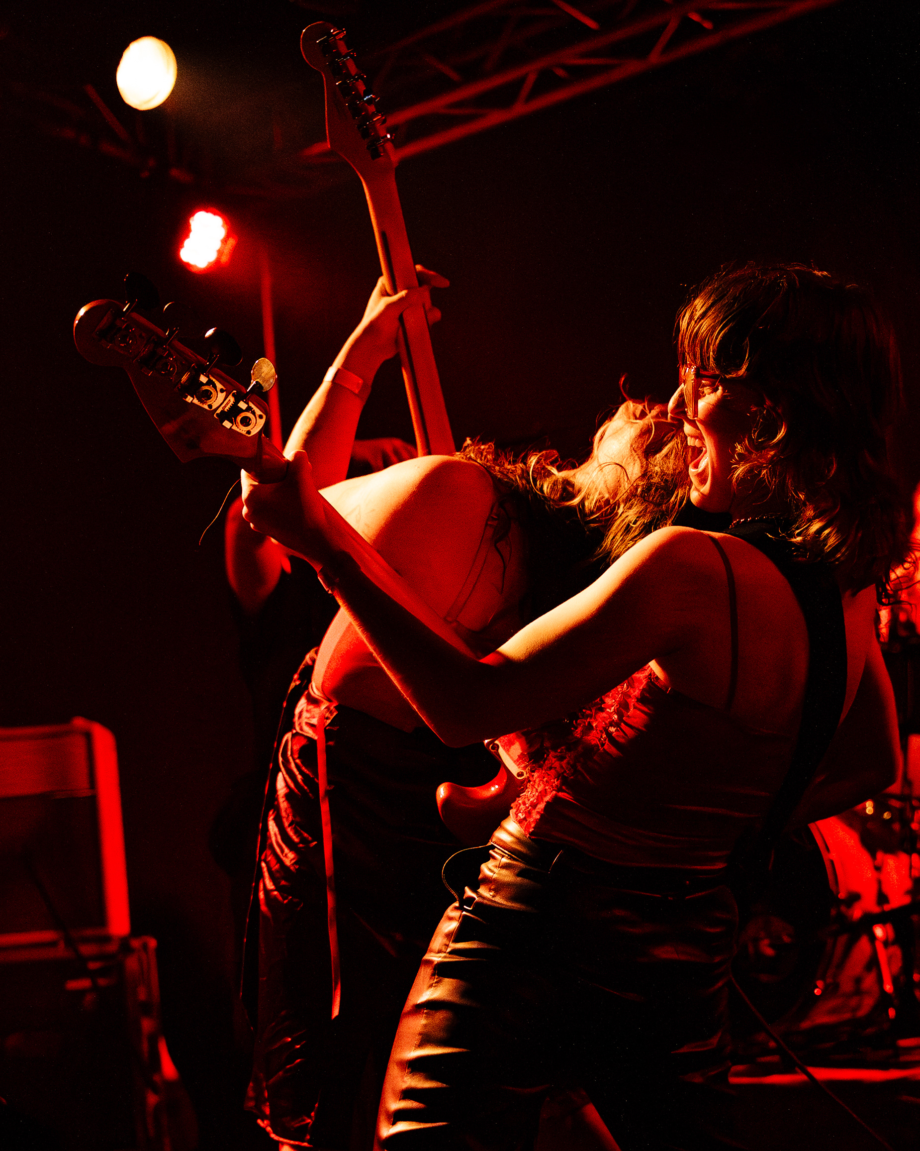 MENADES / POINT EPHEMERE - PARIS