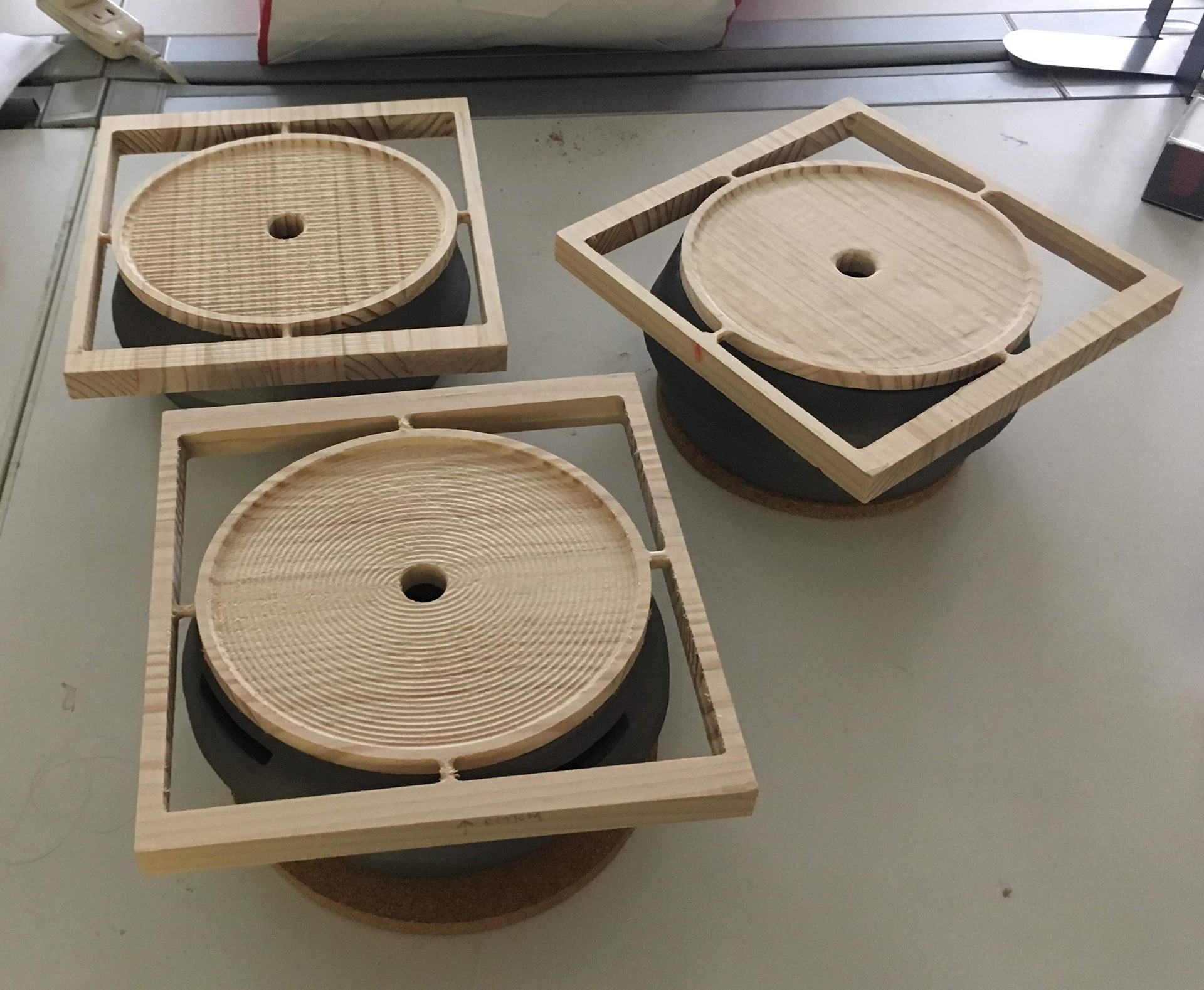 Tapas de madera cortadas y grabadas con router CNC.