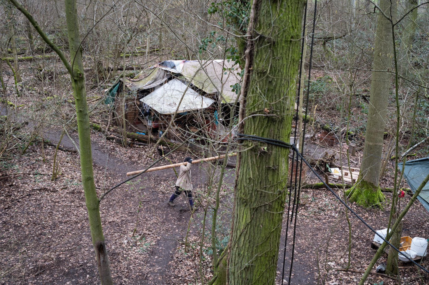 Camp d'activistes vue d'une maison perchée.