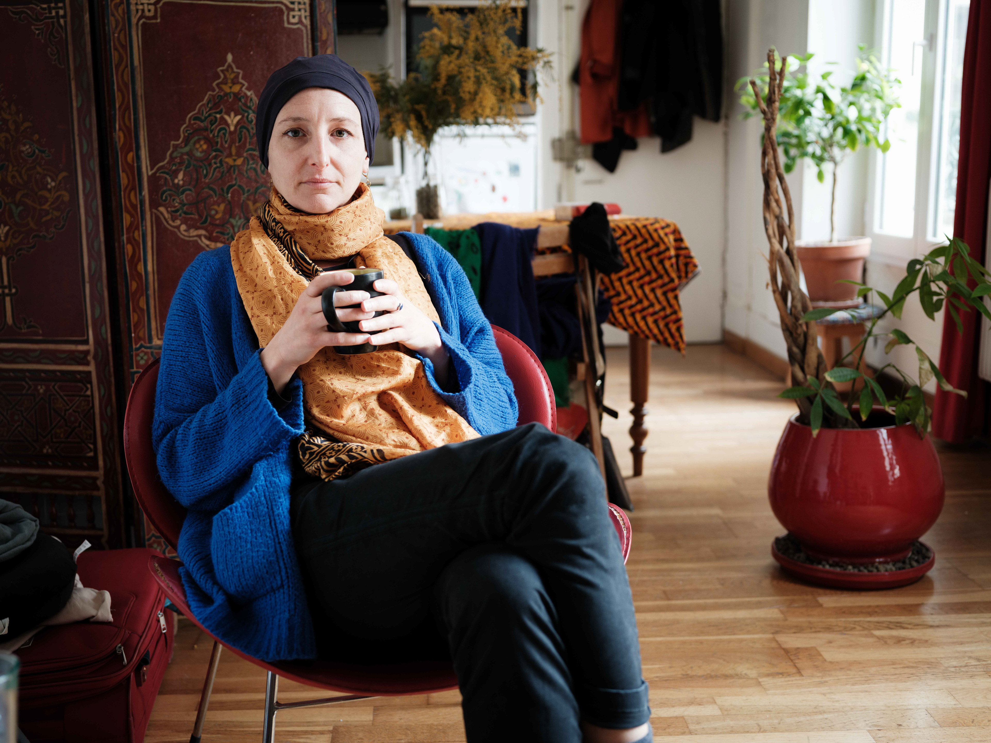 la crève ___  « Je suis vraiment malade, je veux dire, en dehors du cancer. J’ai la crève depuis 10 jours. J’ai mes règles tous les 15 jours.  Je suis un peu dans le noir.  J’ai décidé que l’hôpital à la maison ce serait non. Je préfère être à Curie au cas où il m’arriverait quelque chose. Je suis plus rassurée comme ça. »