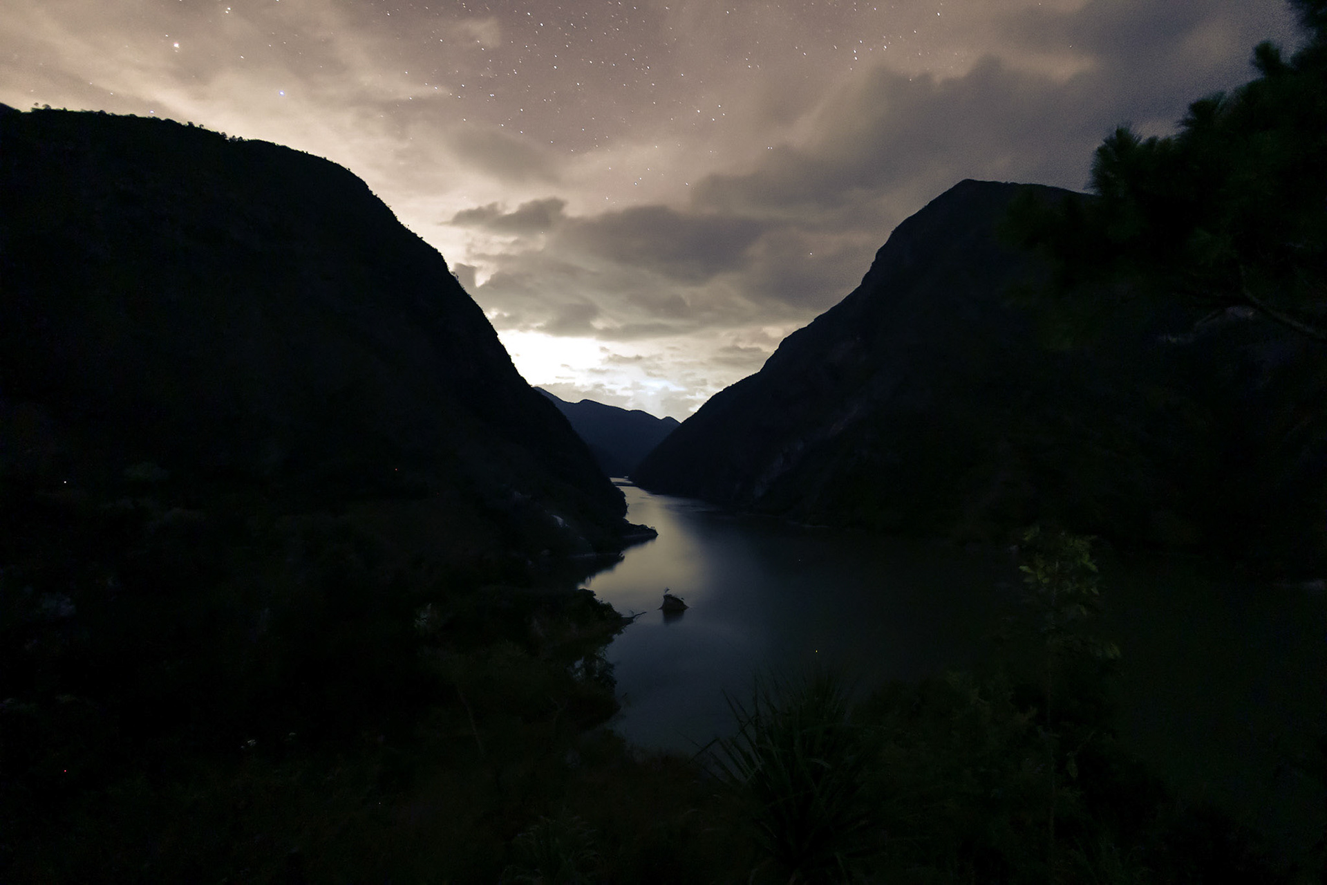 Noche nublada en Río Negro Chixoy
