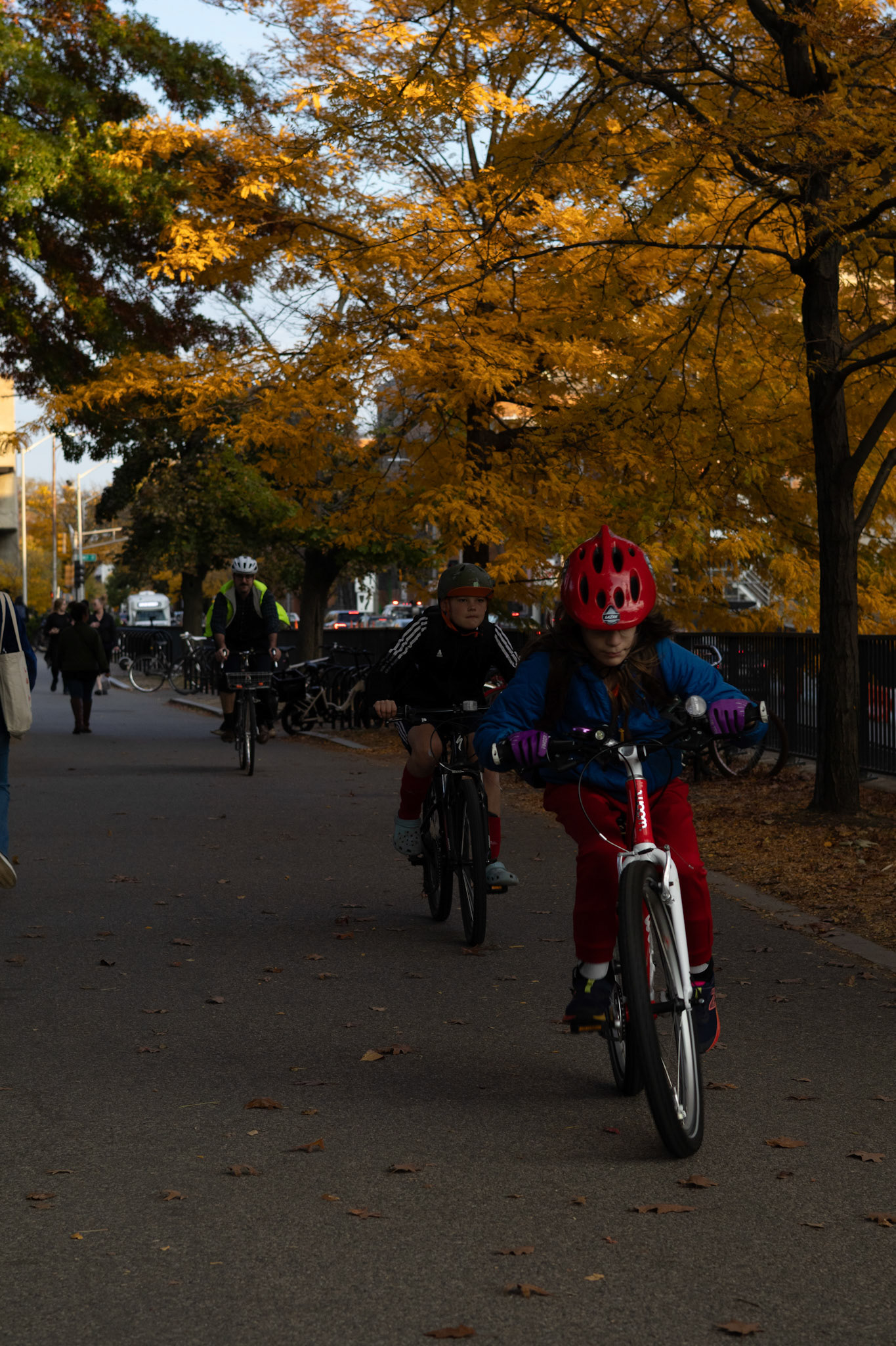Niños ciclistas en Boston