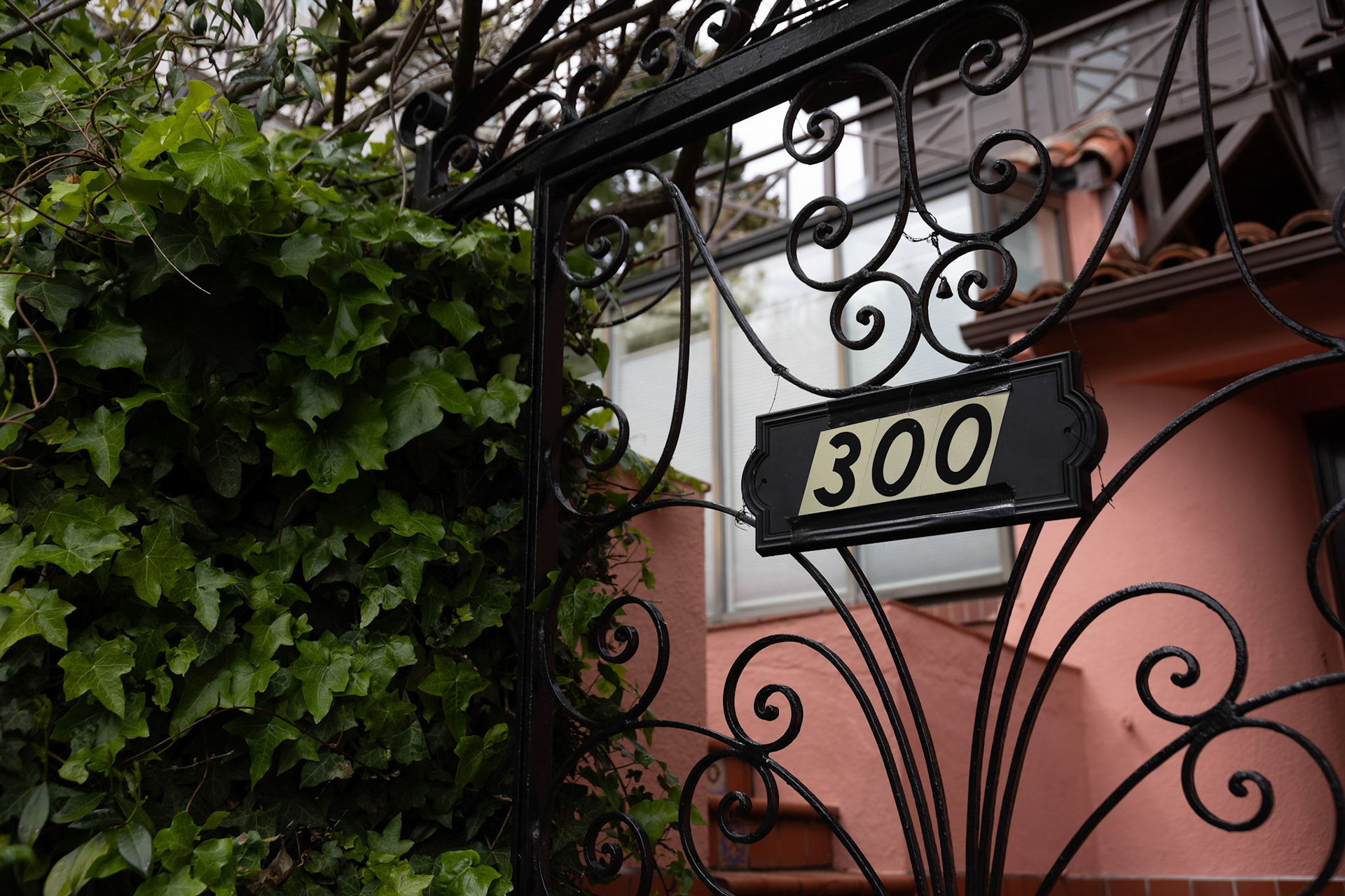 La entrada a una casa cuenta historias