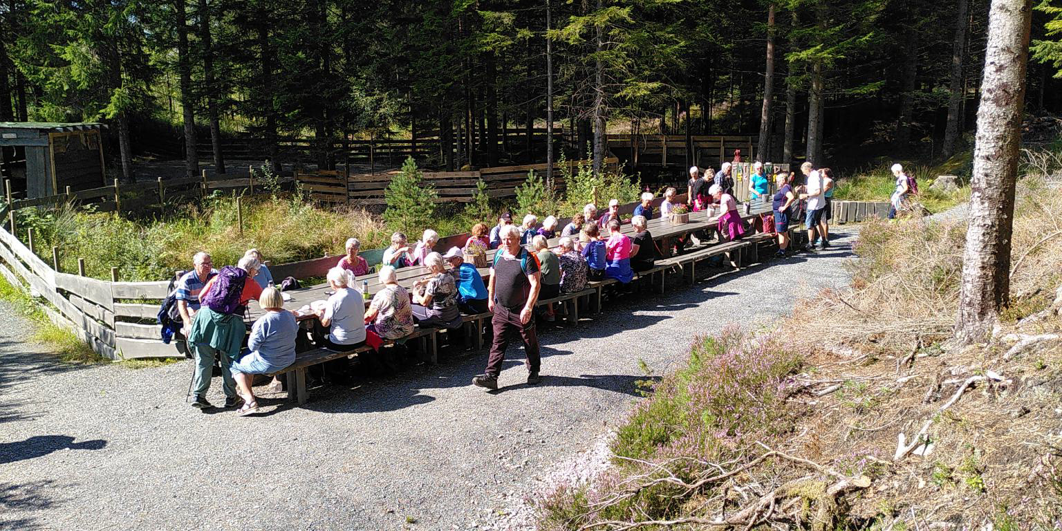 E2: Det er plass til 60 personar rundt Det lange bordet, som er Norges lengste bord utan skøyt.