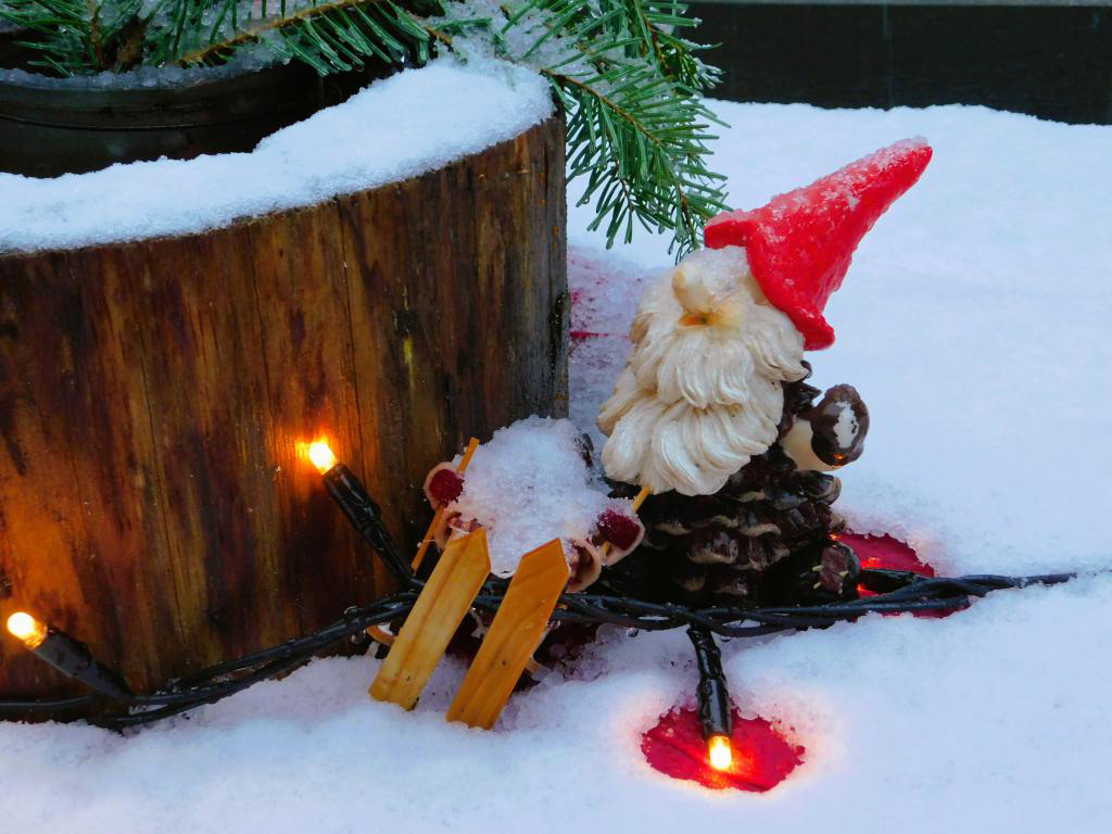 E2: Massevis av kjekke dekorasjonar på Det lange bordet i juletida.