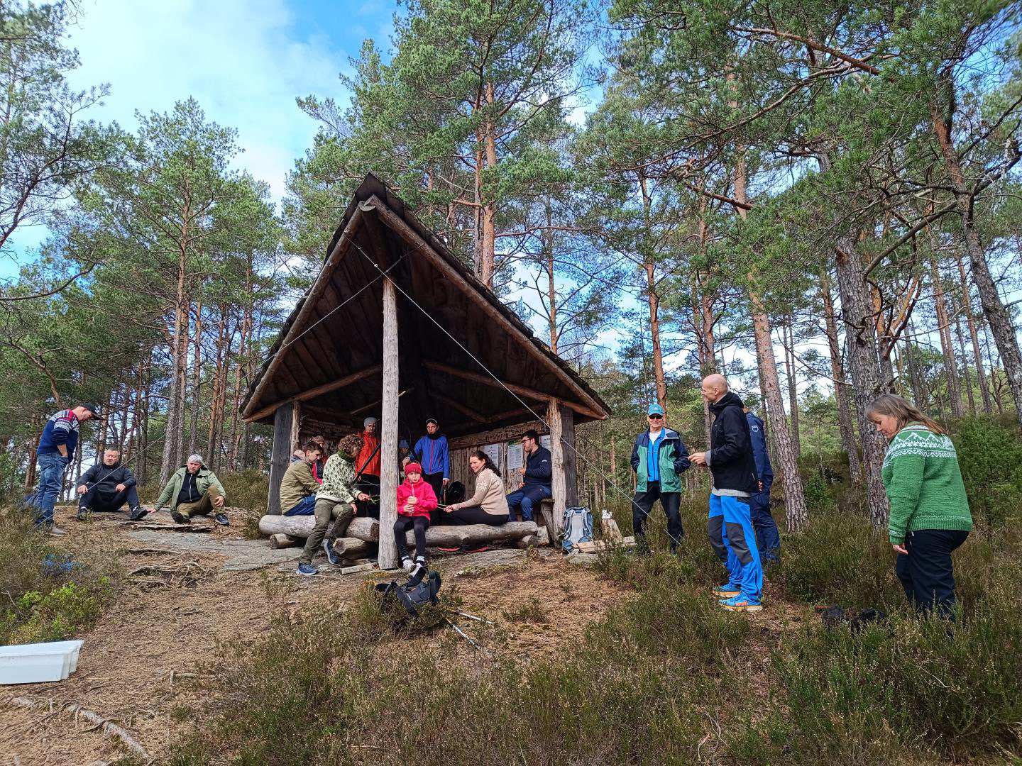 Gapahuk med bålpanne, med utsikt over Fatlandsvatnet. Denne ligg slik til at alle fire stiane våre passerer bakom haugen.