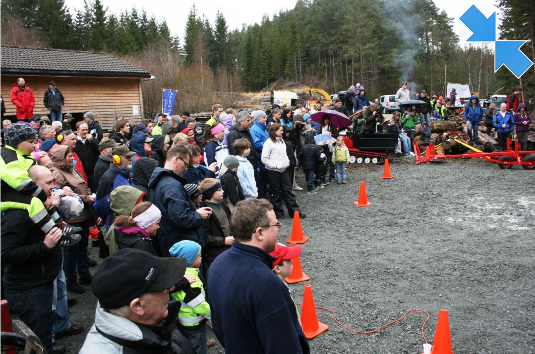Mykje folk samla seg på ein skogdag me hadde på sagbruket, for rundt 13 år sidan.