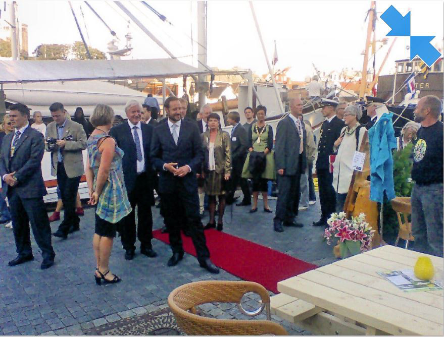 På oljemessa i Stavanger for ein del år sidan, kom sjølvaste kronprinsen og kikka på eit par av møbela våre.