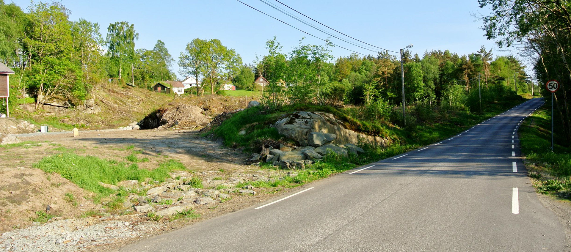 Flat hovudveg, ved sida av eit flatt og seniorvennleg parti i bustadfeltet. Til høgre for bakketoppen, hundre meter framme, ligg Fatland aktivitetshus, med tilbod for folk i alle aldrar. 