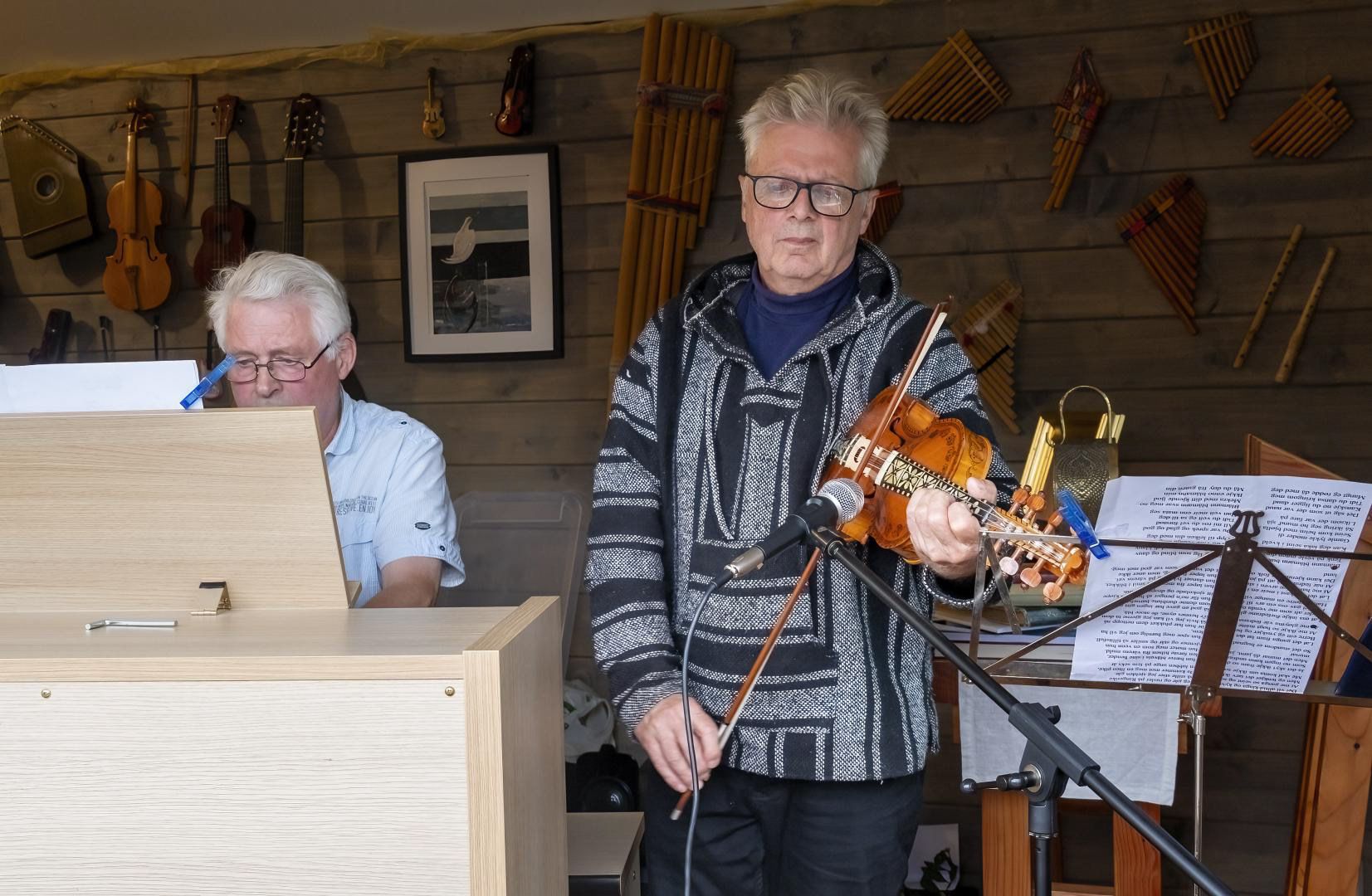 Konsert i kapellet, med veggluka open mot publikum ute. Foto Atle Helland.