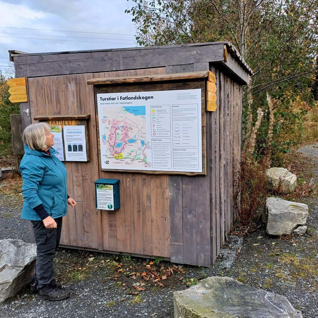E1: Anna studerer kartet vårt, som viser heile løypesystemet i FATLANDSKOGEN.