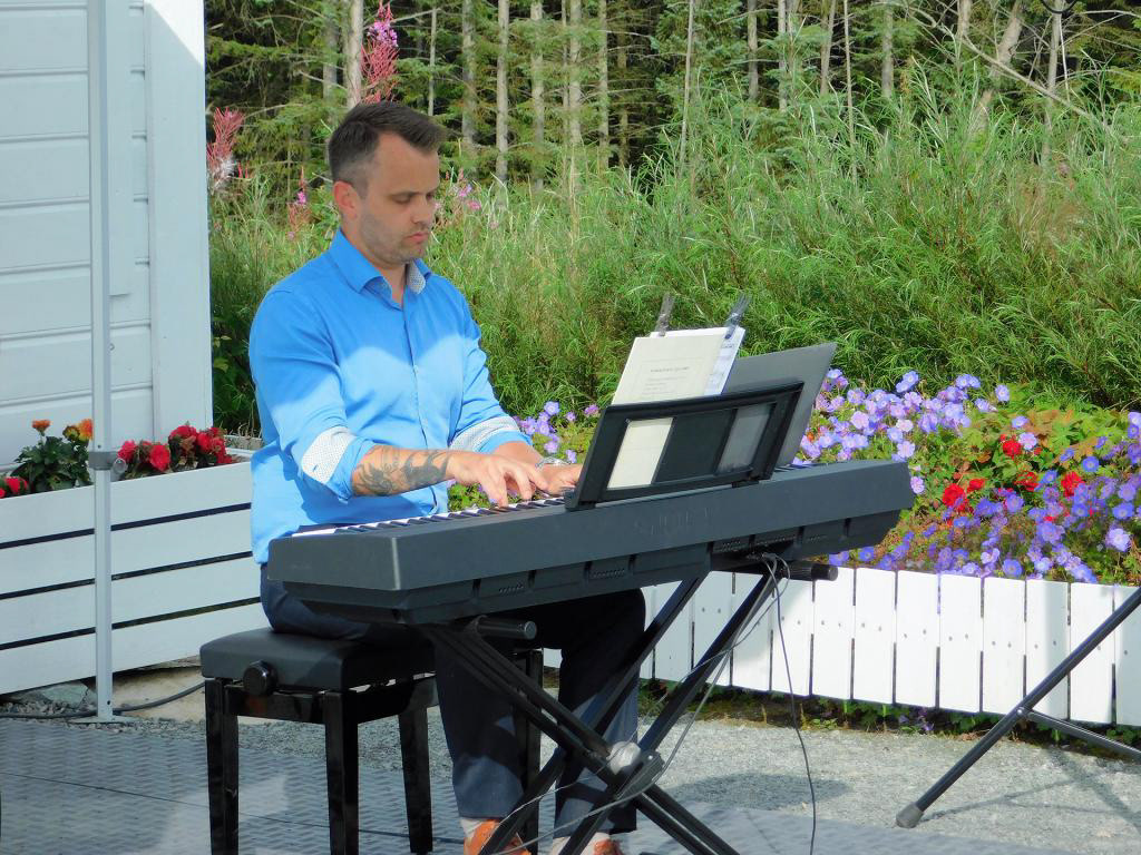 Hagekonsert ved kapellet på GULLHAUG.