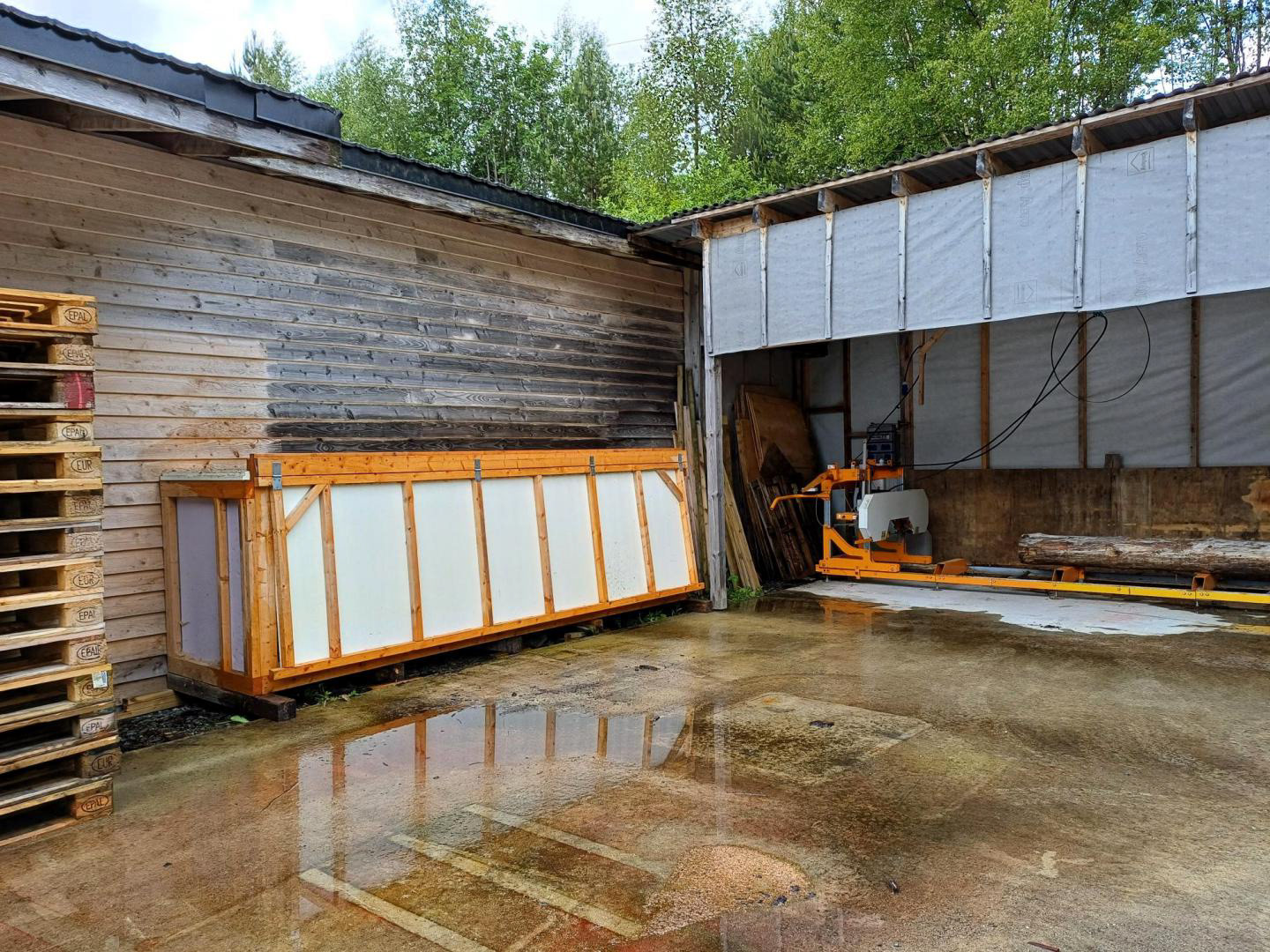 Logosol materialtørke og Småtun tømmersag/bandsag. Begge desse er lausøyre, som blir plugga i vanleg 16A stikkontakt.