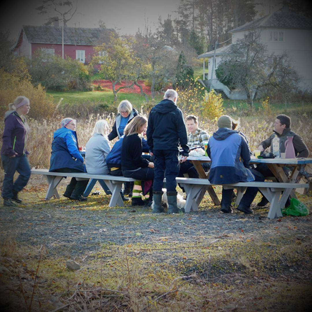 Dugnad i regi av Fatland Vel. Då er det godt med ein kakekaffipause.