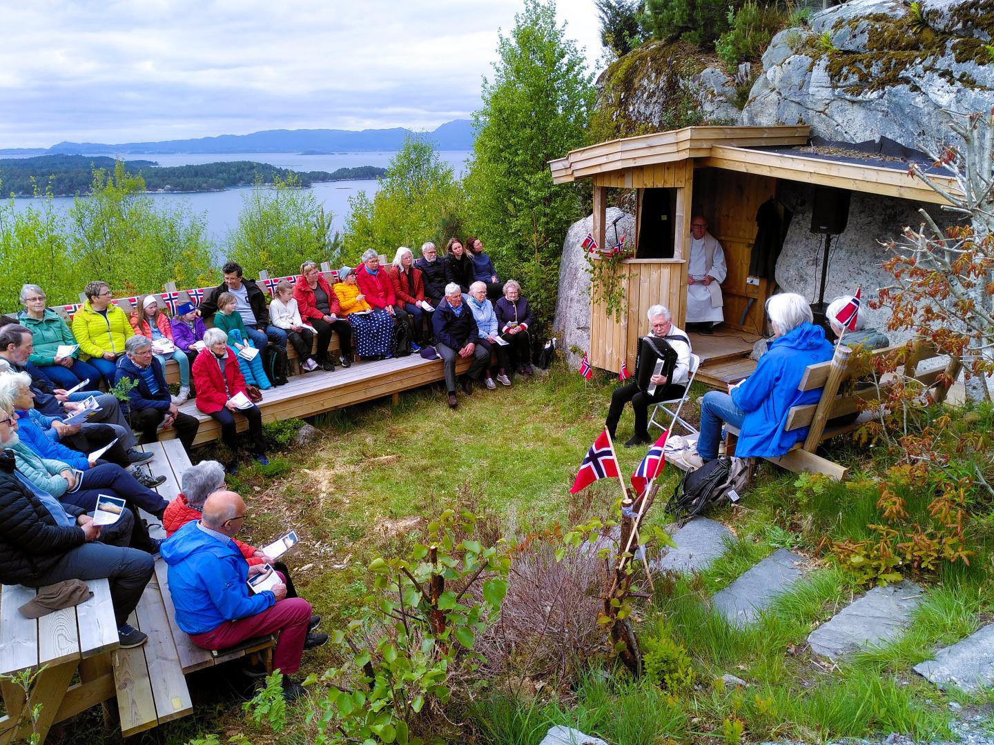 Om våren er det kvart år ei populær friluftsgudsteneste på Gullhaug.