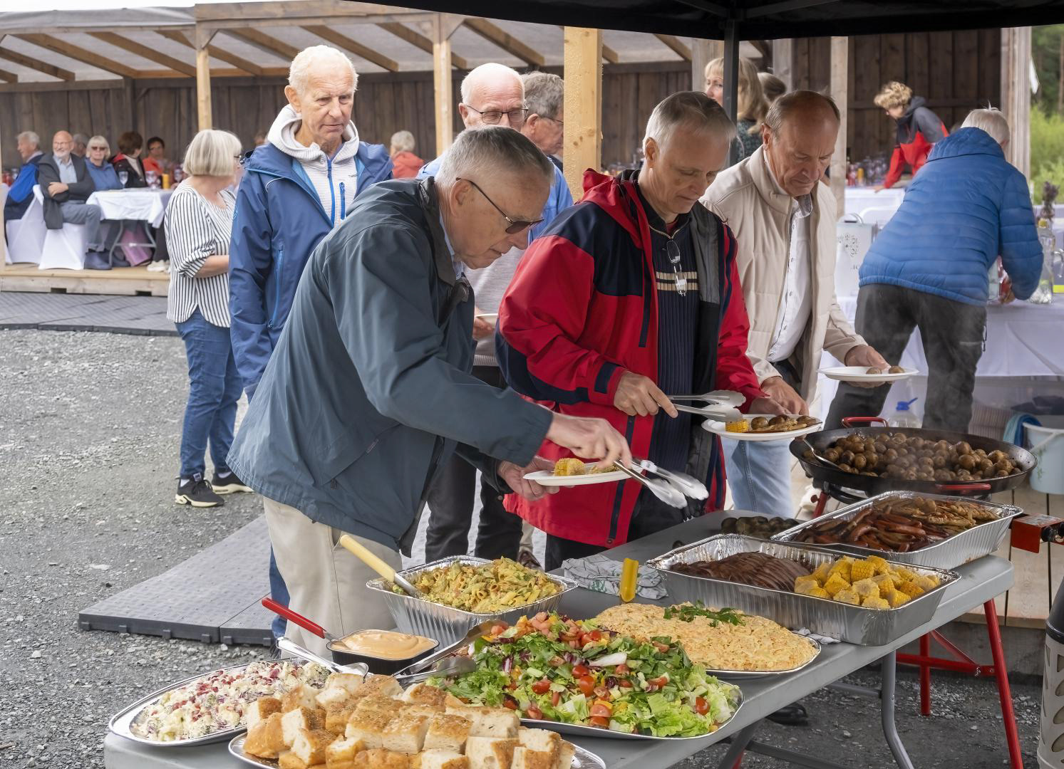 Inntekt: Hagerestaurant på GULLHAUG. Her er det eit femtitals Bryne-russ frå 1967 som er på besøk.