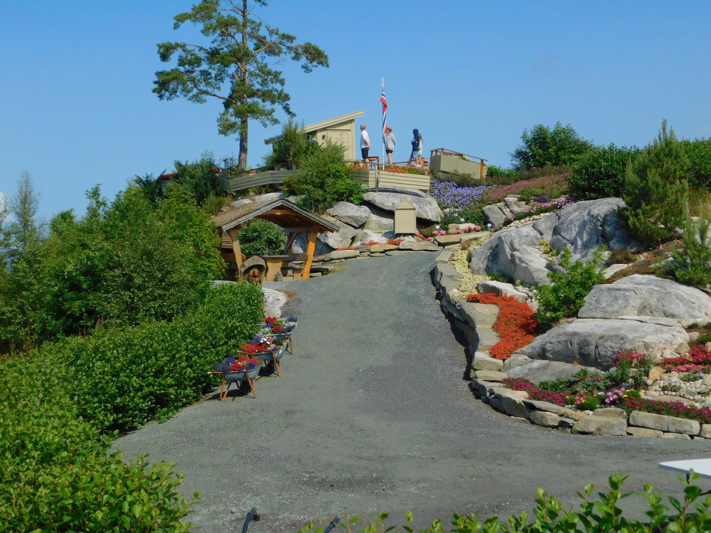 Når det er fint vêr, og sommar, "kan han ingen stad venare sjå", som står i songen.