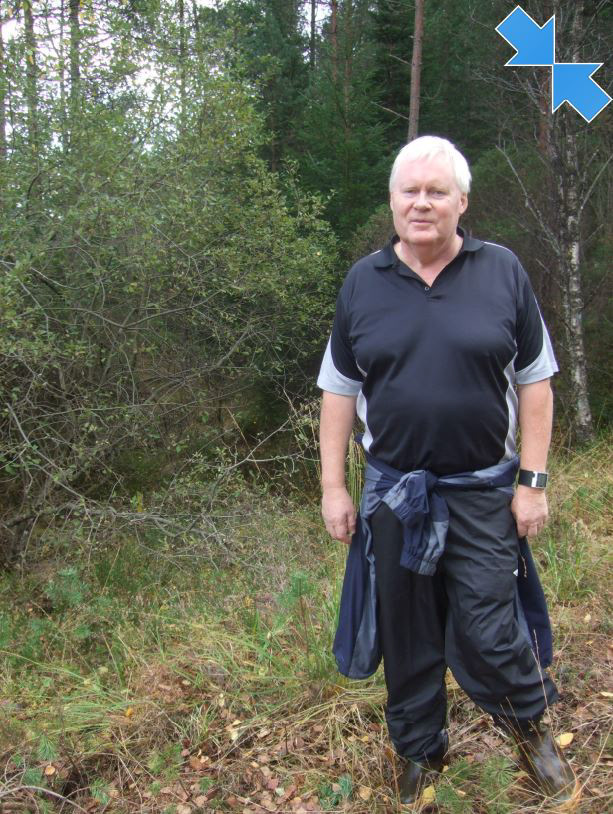 Arne på synfaring i skogen sin.