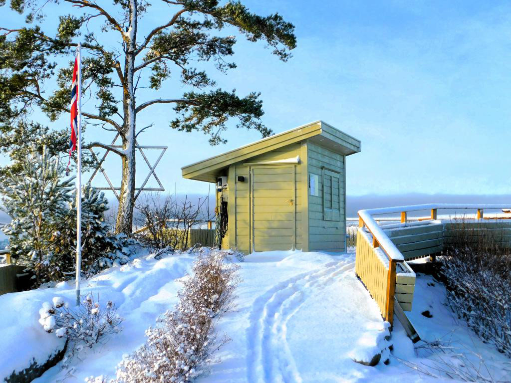 Kiosken på GULLHAUG er livlaus om vinteren. Men vakkert er det likevel her oppe.