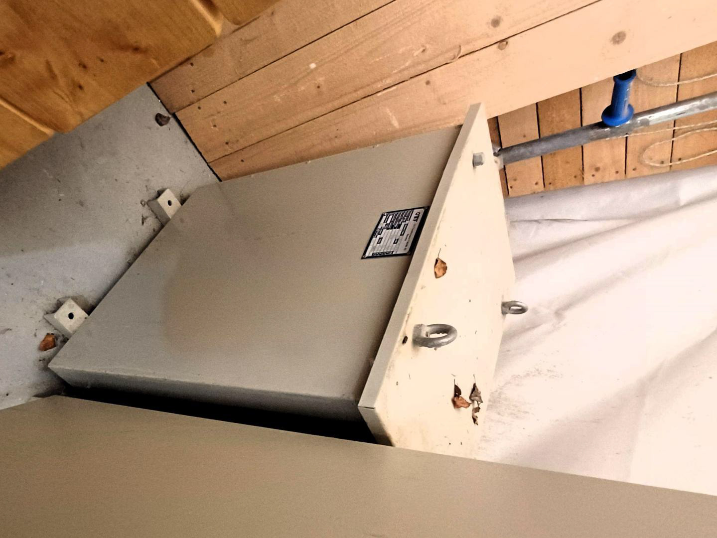 Transformator, som girar opp til 380V trefasa straum, for store maskinar, eksempelvis Rojek-høvelen.