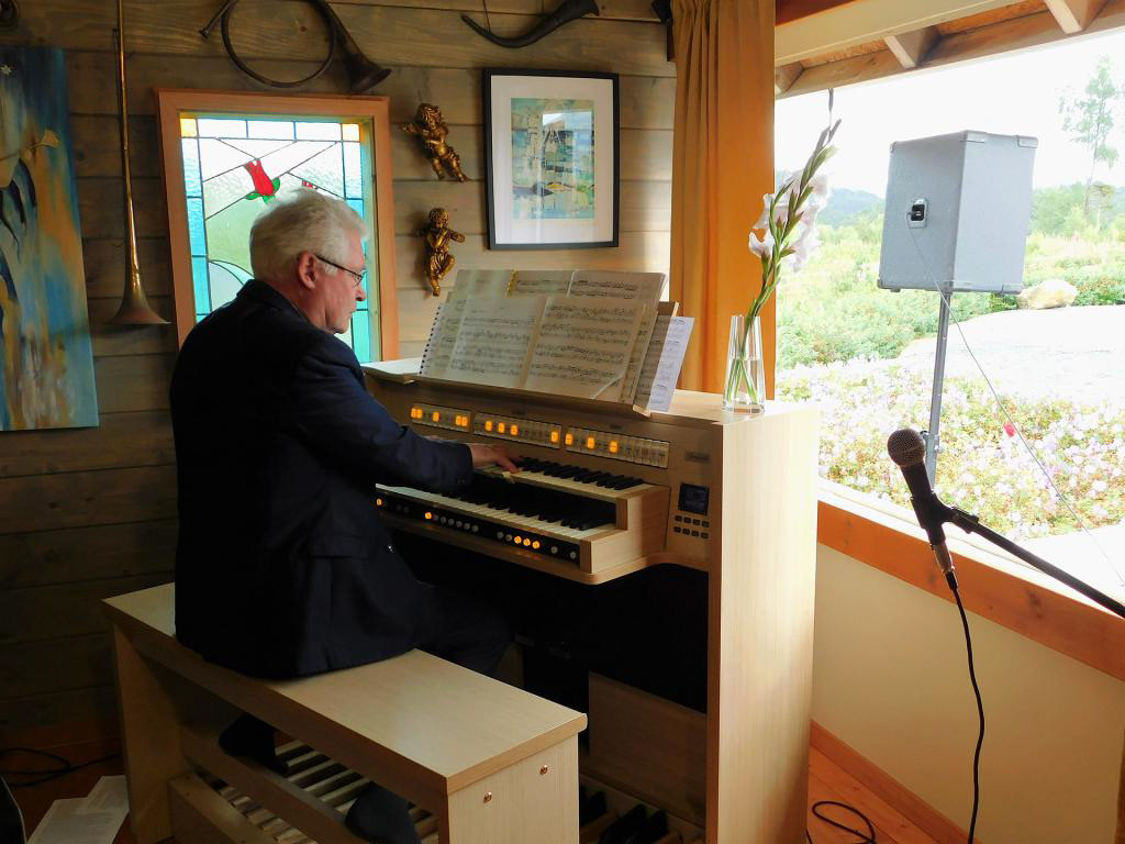 Kyrkjeorgelkonsert i kapellet, med veggen skyvd ifrå.
