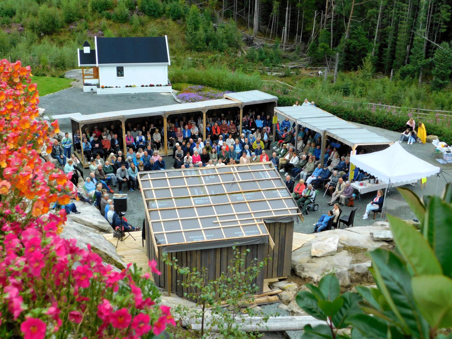 Sommarkonsert på GULLHAUG. Desse flyttbare publikumsbuene blir i sommar erstatta av permanent tribune, med 140 sitjeplassar under tak.