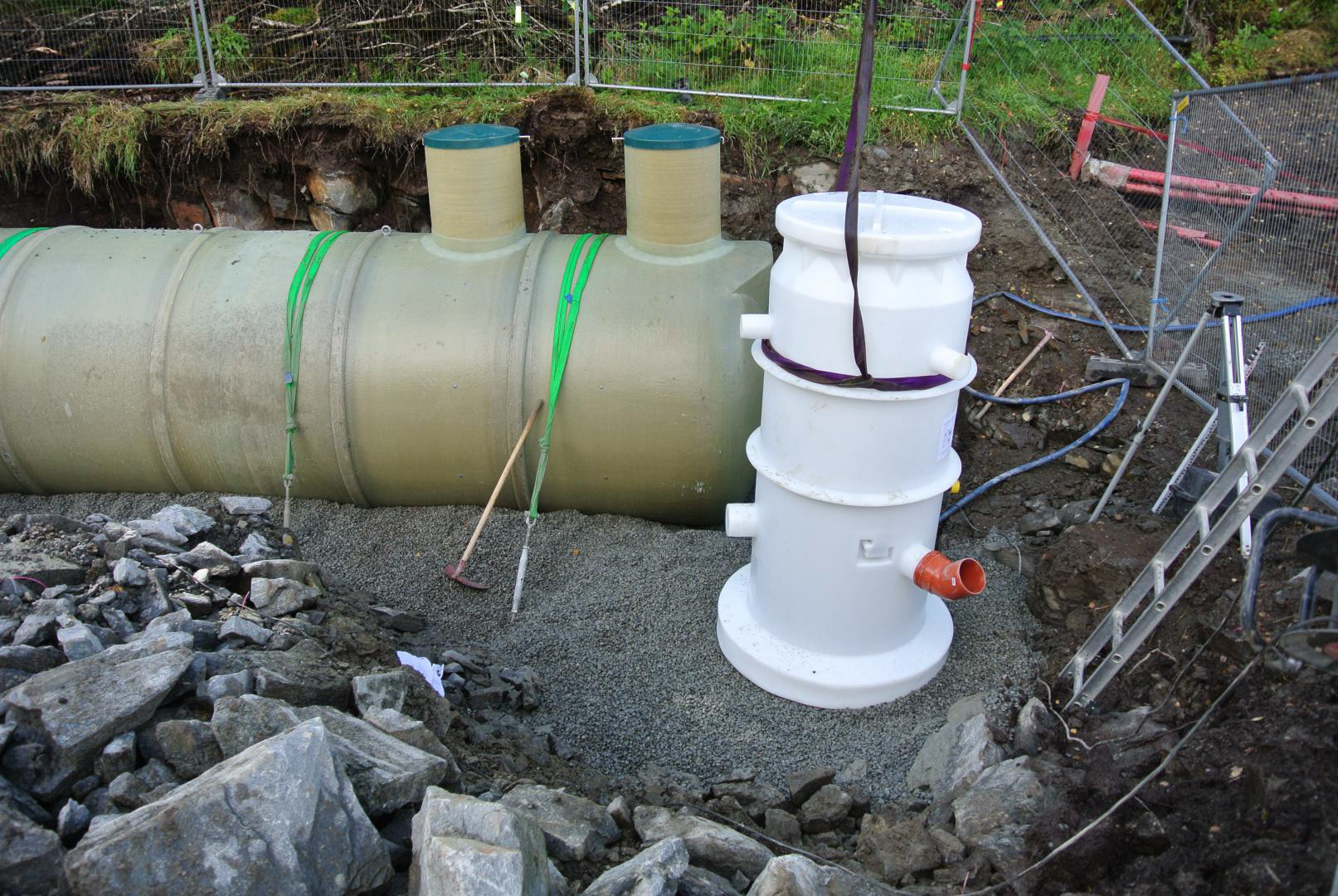 Her blir det lagt ned slamavskiljar og pumpestasjon for 8 hus som kan byggjast i bustadfeltet vårt.