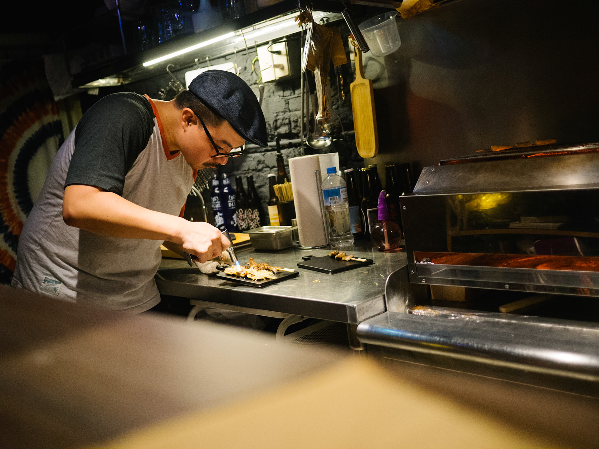 Le patron du bar à bières artisanales à l'œuvre
