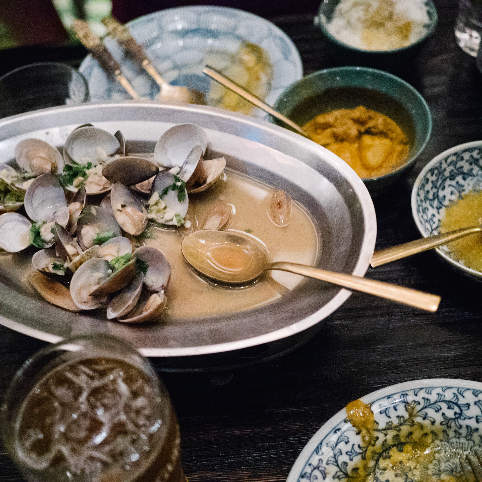 Clams à la citronelle, curry rouge et masala