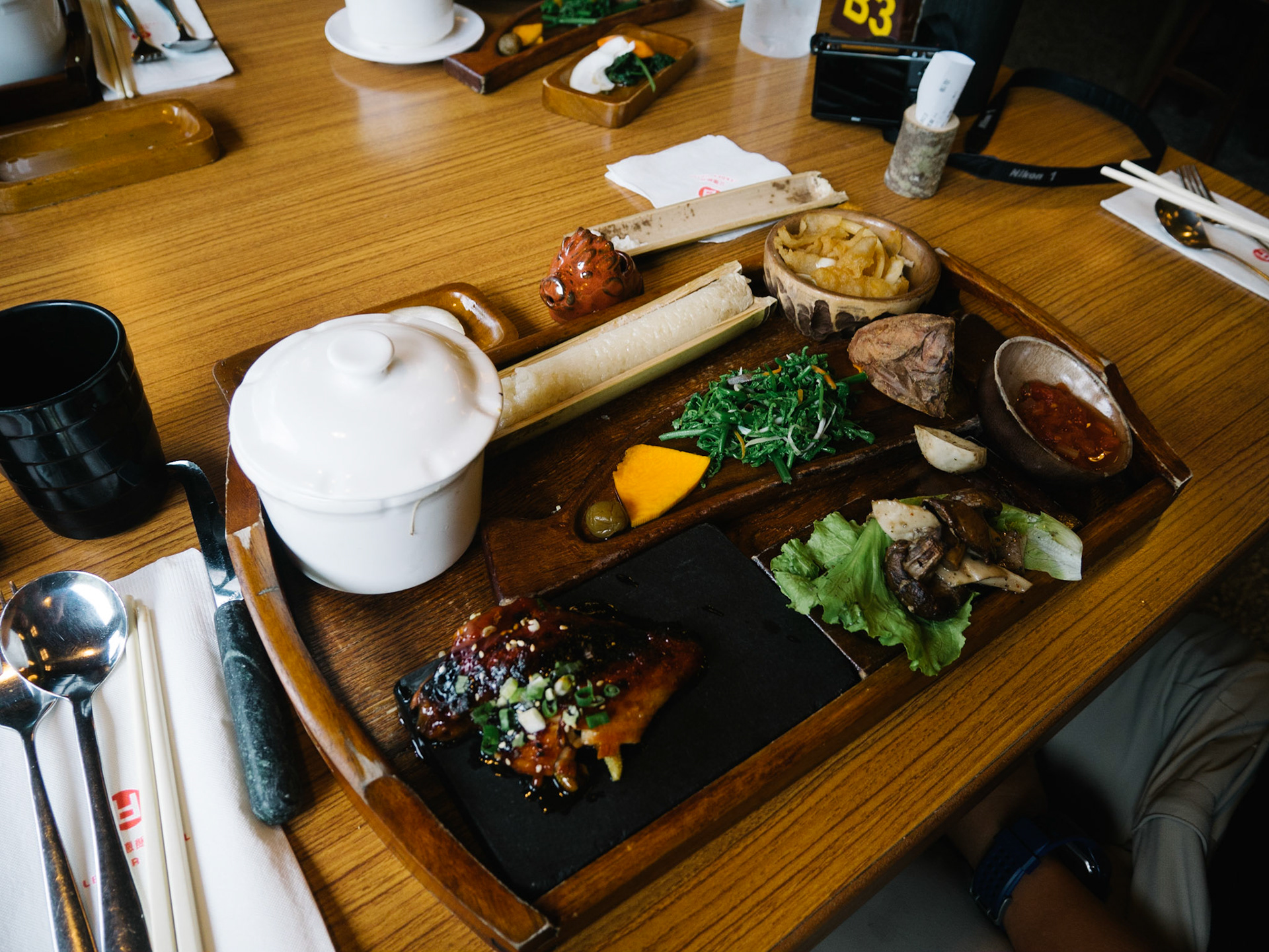 Il faut casser soi même le riz dans le bambou.