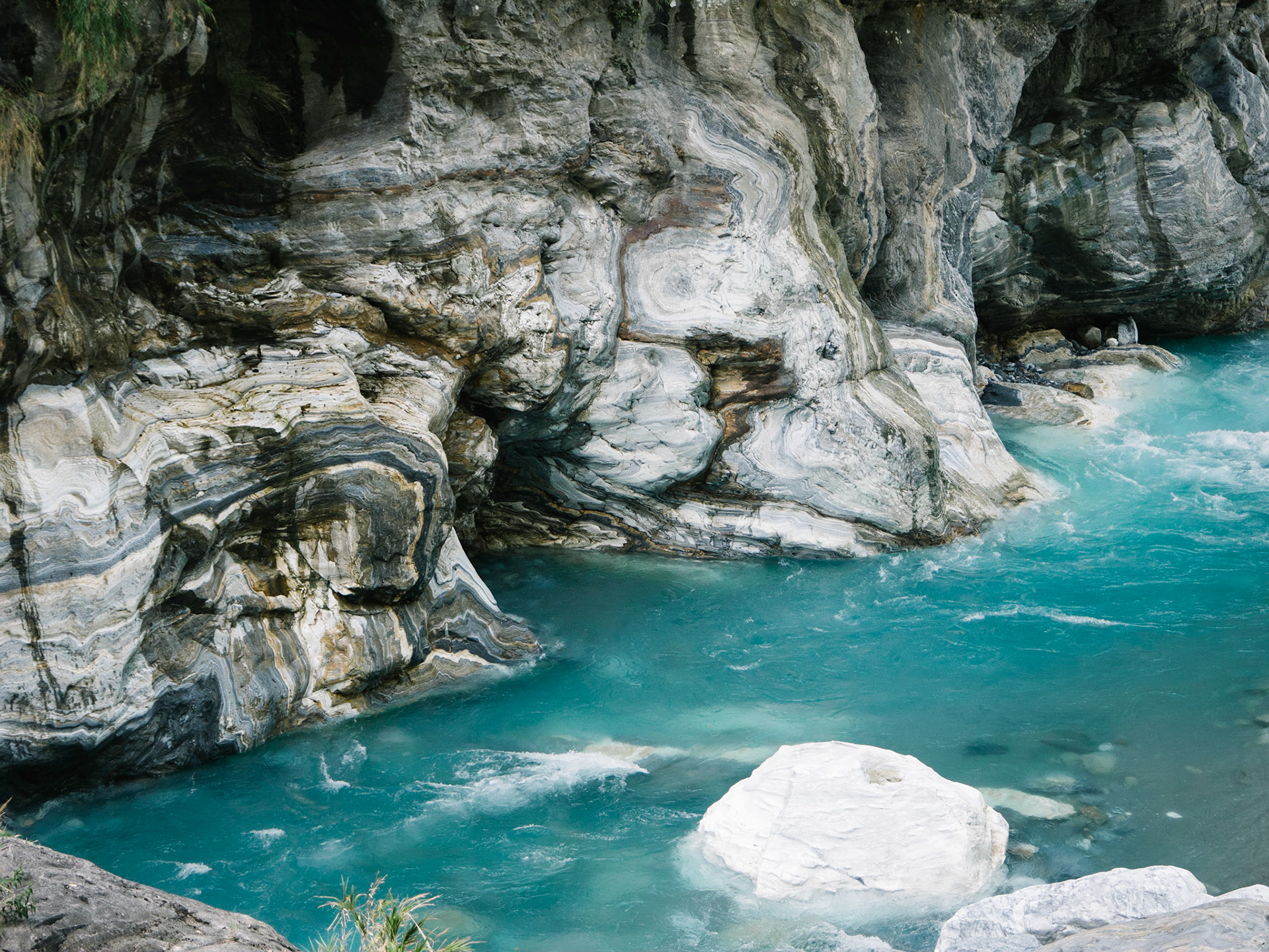L'eau a cette couleur à cause d'une réaction ionique avec le marbre.
