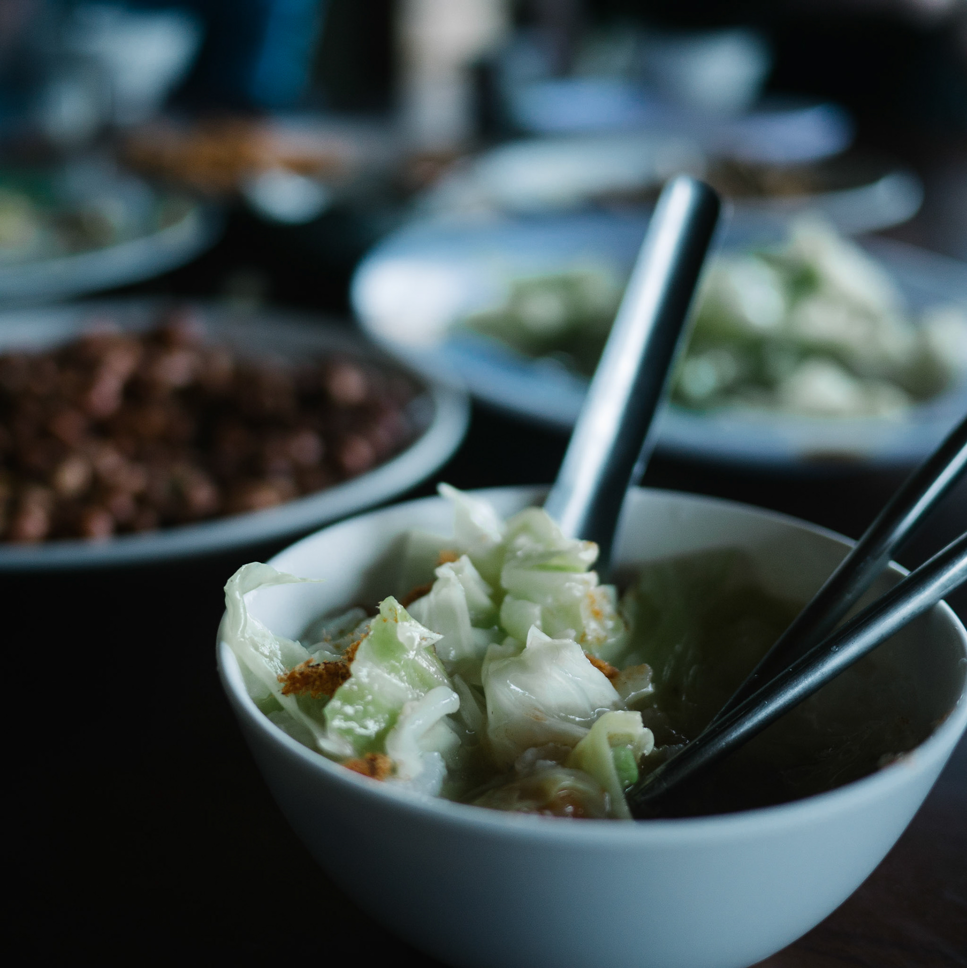 Petit déjeuné classique : riz bouilli façon porrige qu'on garni de choux, cacahuète etc.