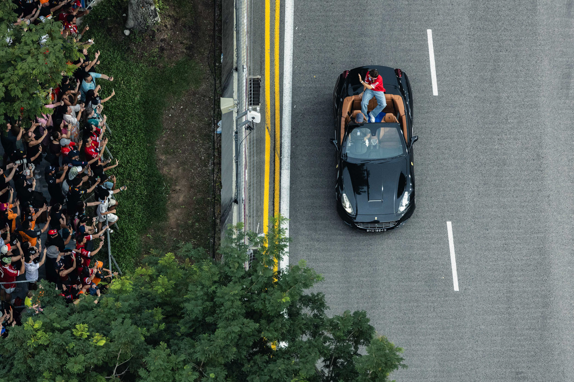 SINGAPORE, Singapore - OCTOBER  05:  Formula One drivers parade during F1 Grand Prix of Singapore at Marina Bay Street Circuit on October 5, 2025 in Singapore, Singapore, (Photo by Jack Ng/Alamy Live News)