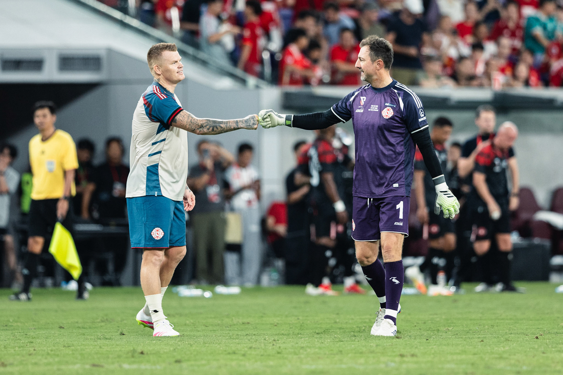 Kai Tak Stadium, HONG KONG, China - OCTOBER 18:  John Riise (6) of Gerrard 11 encourage Jerzy Dudek (1) of Gerrard 11 during Red on Red 2025 at Kai Tak Stadium on October 18, 2025 in Hong Kong, China, (Photo by Jack Ng/Jack Ng/Alamy Live News)