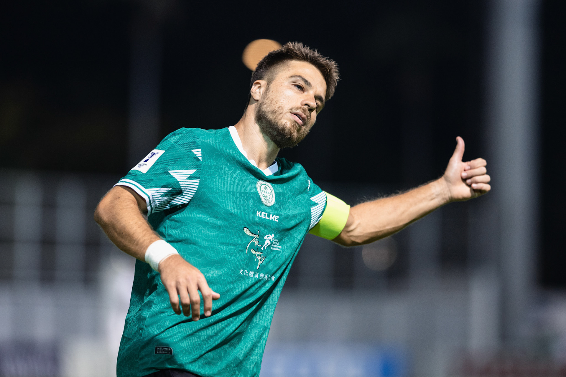 Mong Kok Stadium, HONG KONG, China - OCTOBER  23:  Igor SARTORI of Tai Po Football Club thumbs up to encourge his teammate during AFC Champions League TWO - Tai Po Football Club vs Beijing FC at Mong Kok Stadium on October 23, 2025 in Hong Kong, China, (Photo by Jack Ng/Jack Ng/Alamy Live News)