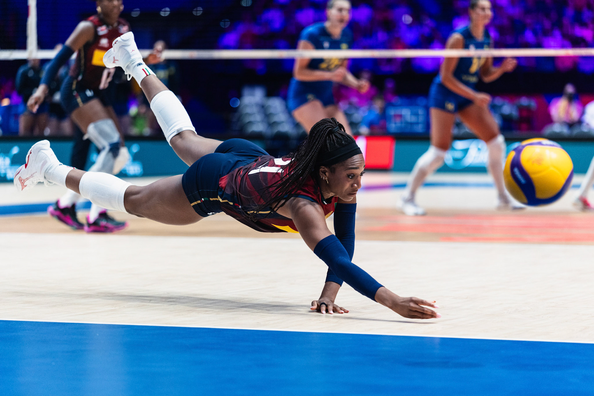 HONG KONG, China - JULY  08: Oghosasere Loveth Omoruyi of Italy dives to save the ball during Volleyball Nations League Hong Kong 2026 at Kai Tak Arena on July 8, 2026 in Hong Kong, China, (Photo by Jack Ng/Alamy Live News)