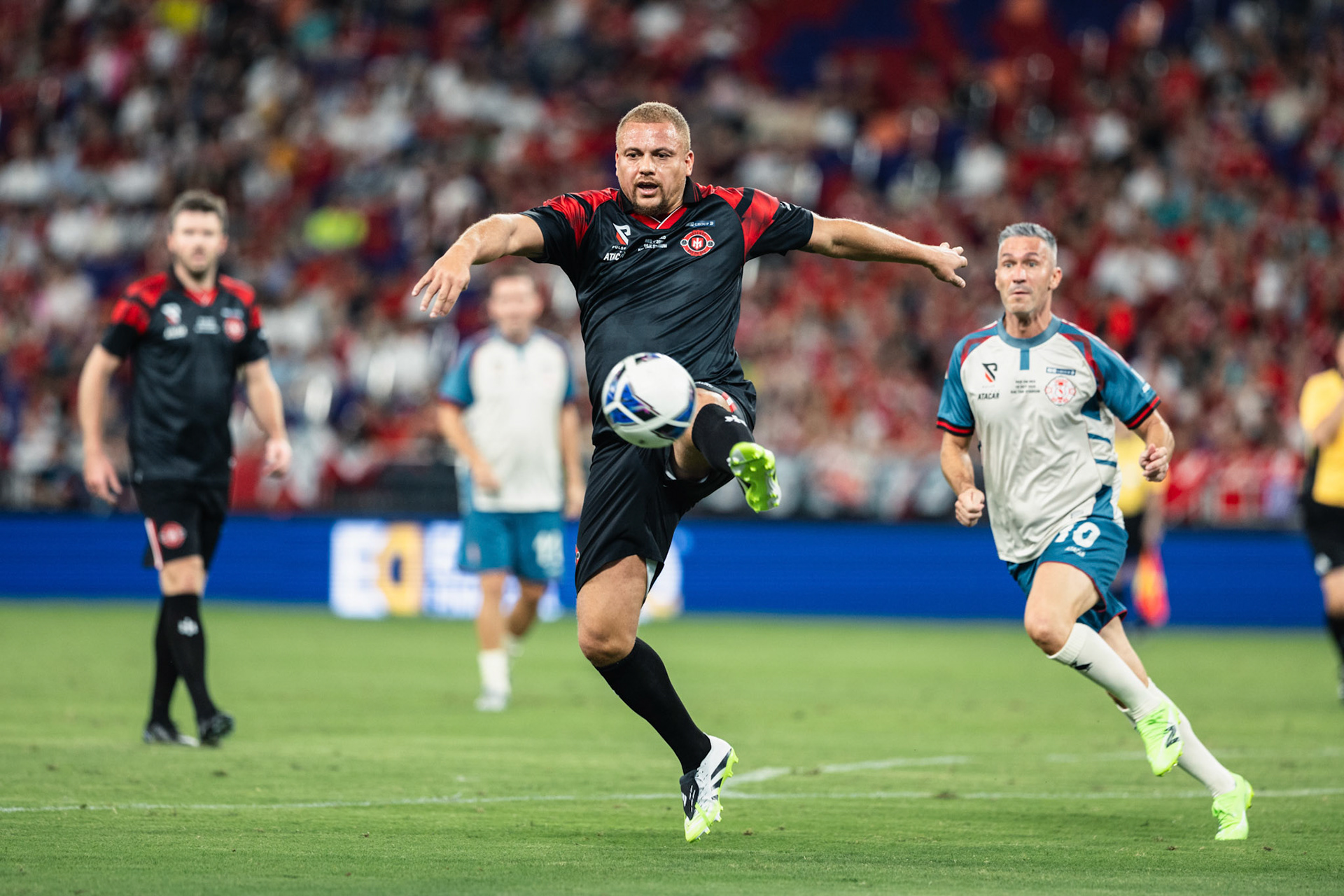 Kai Tak Stadium, HONG KONG, China - OCTOBER 18:  Wes Brown (6) of Rio 11 clears the danger during Red on Red 2025 at Kai Tak Stadium on October 18, 2025 in Hong Kong, China, (Photo by Jack Ng/Jack Ng/Alamy Live News)